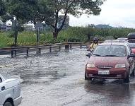 El agua de la lluvia sigue represada en la Av. Benjamín Rosales, en el norte de Guayaquil.