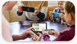 Personas jugando con el Nintendo Switch