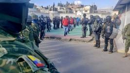 Personal de la Policía Nacional y Fuerzas Armadas vigilaron el traslado de los internos.