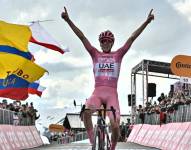 El ciclista esloveno, Tadej Pogacar, celebra su victoria en la Etapa 15 del Giro de Italia