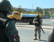 Militares y policías resguardan una planta de Interagua en Monte Sinaí.