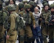 Fawzi al-Juneidi, de 16 años, se convirtió en un símbolo de la detención de jóvenes por parte del ejército israelí cuando fue detenido en 2017 y fotografiado con los ojos vendados y rodeado por una veintena de soldados.