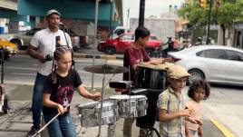 La familia López se ha tomado las calles de Guayaquil para llevar su música a todos quienes concurren la zona.
