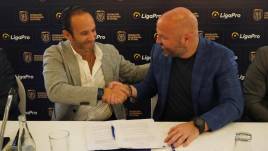 Presidente de la FEF, Francisco Egas y Miguel Ángel Loor, presidente de Liga Pro firmando un acuerdo para el uso del VAR 2023