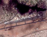 Una imagen de satélite proporcionada por Maxar Technologies muestra humo en el Aeropuerto Internacional de Jartum, Sudán, el 16 de abril de 2023. EFE/EPA/MAXAR TECHNOLOGIES HANDOUT