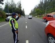 Un agente civil de tránsito gesriona la movilidad en la avenida Simón Bolívar.