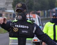 Un agente civil de tránsito dirige la movilidad en Quito.