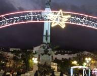 En la Plaza de la Independencia se instalaron luminarias navideñas de colores.