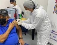 Miles de personas acuden a los centros de vacunación para inmunizarse contra el covid-19.