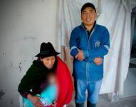 María Soria con su nuevo hijo, en Cebadas, provincia de Chimborazo.
