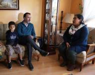El alcalde Pabel Muñoz López visitó al niño y sus familiares en La Floresta.