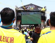 En la explanada del estadio Alberto Spencer, hinchas ecuatorianos observan el partido entre Qatar y Ecuador.