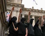 Las medidas también se dan después de la polémica causada el pasado marzo, cuando decenas de personas hicieron el saludo nazi frente al parlamento del estado Victoria, jurisdicción que en junio de 2022 fue la primera en prohibir la bandera nazi.