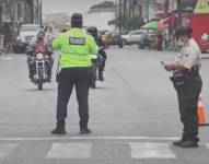 Se prohíbe la movilización de dos hombres en una moto en Los Ríos
