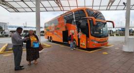 Fotografía de un bus en una terminal terrestre de Quito.