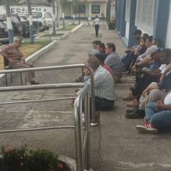 Imagen de personas esperando en los exteriores de la Escuela de Marinos Mercantes, en el norte de Guayaquil.
