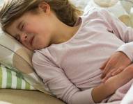 El dolor abdominal es uno de los síntomas del rotavirus.
