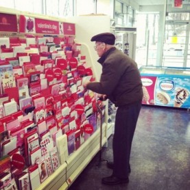 12 parejas de adultos mayores demostrando su amor