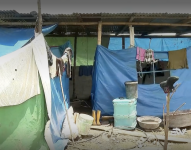 Hay damnificados del terremoto en Manabí que todavía viven en covachas de plástico.