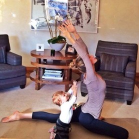 Mamás y bebes haciendo yoga