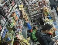 Momento en el que los delincuentes asaltan la tienda de abarrotes en San Rafael.