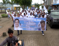 Decenas de personas marcharon este lunes en Puerto López, al sur de Manabí.