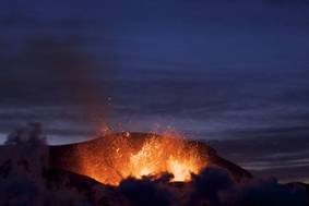 Volcán Tungurahua genera fuentes de lava y emisiones de vapor