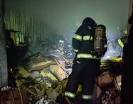 Al interior de la bodega había material inflamable, pero los bomberos controlaron el fuego con rapidez.