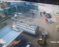 Una cámara de videovigilancia captó el momento en que al menos cinco sujetos secuestraron al dueño de un taller automotriz, en la vía Durán-Tambo.