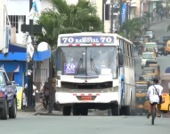 Imagen de un bus recorriendo Guayaquil.