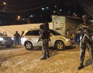 Tras masacre en Esmeraldas, policías y militares refuerzan patrullaje en los siete cantones