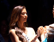 Momento en el que Miss Tailandia y Miss Nicaragua estaban esperando conocer quien era la ganadora.