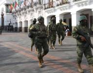 Militares recorren la Plaza Grande, en el Centro Histórico de Quito.