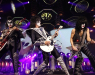 Avatares digitales de Kiss tocando en el escenario.