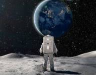 Imagen referencial a un astronauta observando a al planeta Tierra desde la inmensidad del espacio exterior.