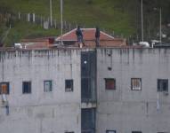 IMAGEN REFERENCIAL. Policías en los techos de la cárcel de Turi, en Cuenca.