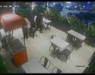 En un video de seguridad del local quedó registrado como varios antisociales ingresaron armados, y tomaron a la fuerza a la mujer, un hombre y un menor de edad.