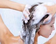 Imagen referencial de lavarse el cabello.