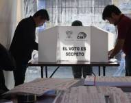 Ecuatorianos ejerciendo su derecho al voto en la última jornada electoral, la que se desarrolló el pasado 20 de agosto de 2023.