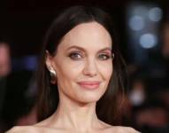 Angelina Jolie, la reconocida actriz de Hollywood, creó controversia en redes sociales luego de hacerse un tatuaje en una imagen de archivo.