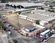 Tercer día de aglomeraciones en los vacunatorios del Municipio de Guayaquil