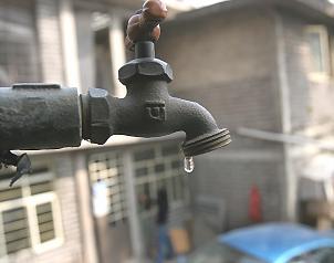 Interagua cortó el suministro de agua a tres ciudadelas del norte de Guayaquil