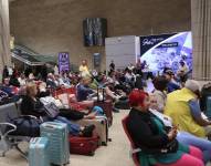 Personas esperando en el aeropuerto Ben-Gurión, el más importante de Israel cerca de Tel Aviv.