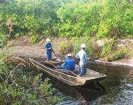 Tareas de limpieza en el canal de agua ubicado en la zona de Chongón, Guayas, por la perforación clandestina de la tubería del Poliducto Libertad Pascuales para sustraer ilegalmente hidrocarburos.