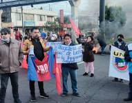 Los maestros quemaron llantas en la entrada de Quito.