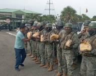 Uniformados recibieron alimentos donados por una empresa privada, tras su jornada de patrullaje.