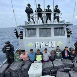 Imagen de seis ecuatorianos y tres guatemaltecos detenidos en las costas de El Salvador, este miércoles 27 de marzo de 2024.