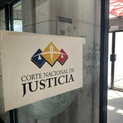 Un cartel pegado en la puerta principal de acceso a la Corte Nacional de Justicia en Quito.