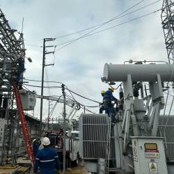 Imagen de los técnicos de CNEL arreglando una subestación eléctrica.
