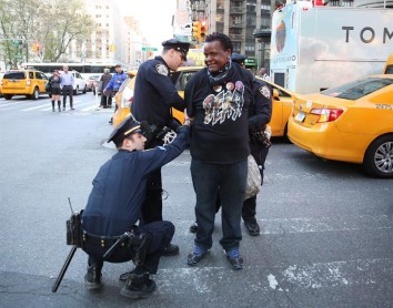 Manifestantes protestan en Nueva York por muerte de Freddie Gray